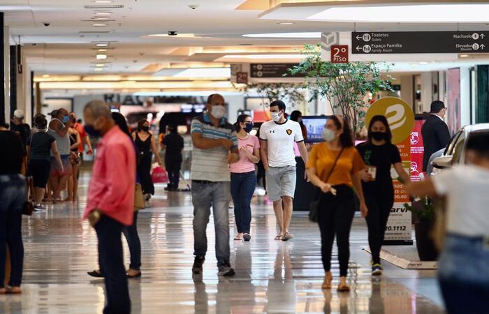 O Shopping Recife tem controle de fluxo nas portas sociais para respeitar a capacidade de 30%.
