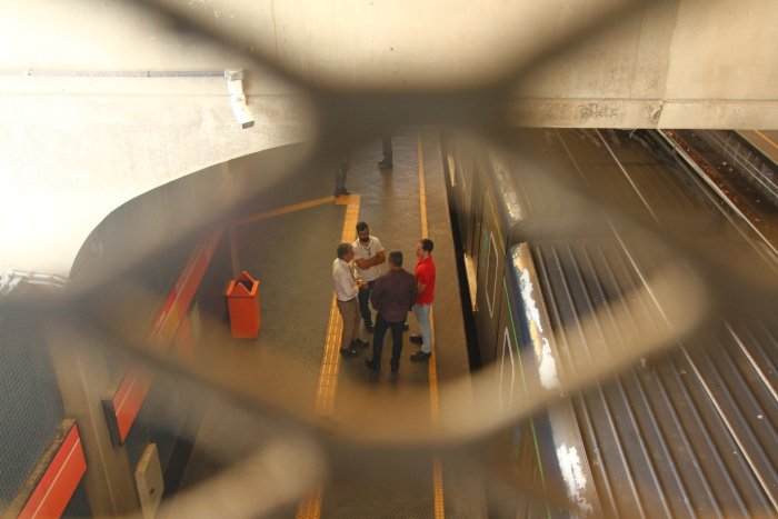 Cobertas de seis estações da Linha Centro serão trocadas.