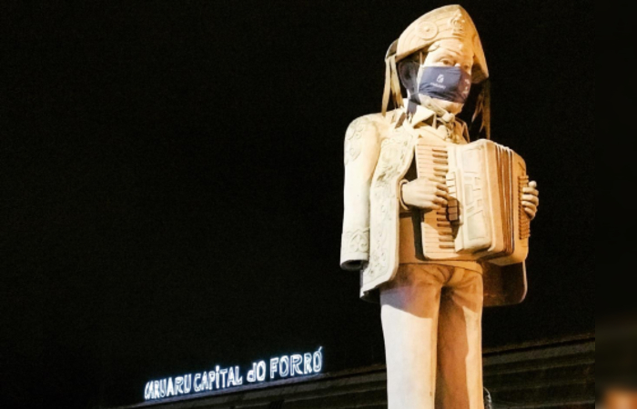 Por causa da pandemia, estátua de Luiz Gonzaga em Caruaru ganhou máscara./Foto: Fúlvio Wagner Lopes/Fundação de Cultura e Turismo de Caruaru. Por causa da pandemia, estátua de Luiz Gonzaga em Caruaru ganhou máscara./Foto: Fúlvio Wagner Lopes/Fundação de Cultura e Turismo de Caruaru.