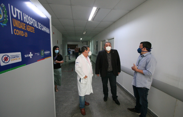 O secret&aacute;rio estadual de Sa&uacute;de, Andr&eacute; Longo, visitou hospital de campanha montado em anexo do Hospital Mestre Vitalino, em Caruaru./Foto: Miva Filho/SES.