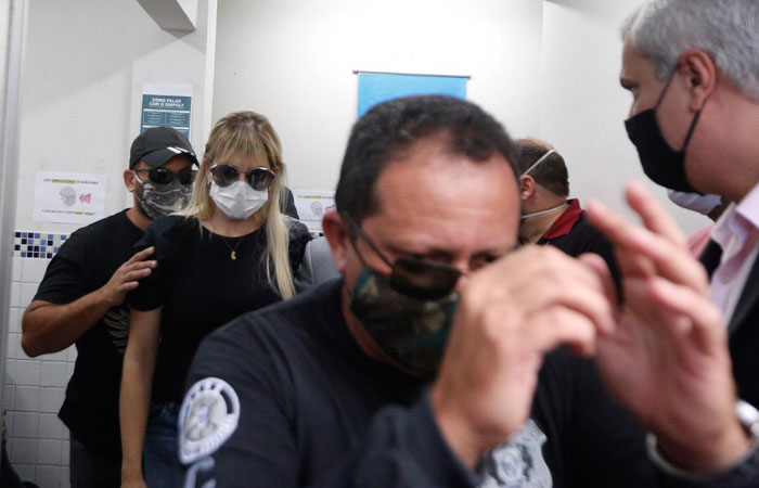 Sarí precisou ser escoltada por policiais do Core devido aos protestos populares./Foto: Leandro de Santana/Esp. DP. Sarí precisou ser escoltada por policiais do Core devido aos protestos populares./Foto: Leandro de Santana/Esp. DP.