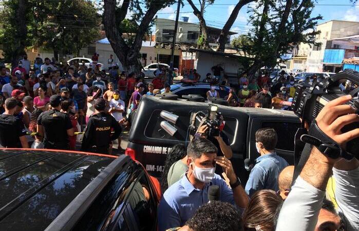Manifestantes se aglomeraram em frente à Delegacia Seccional de Santo Amaro; Core foi convocado.