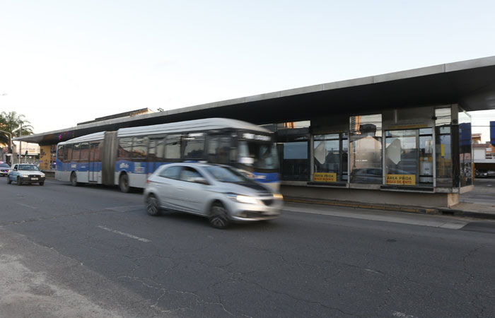 "(O BRT) passa direto, e os ônibus de linha normal a parada é bem mais à frente", se queixa um morador/Leandro de Santana / Esp. DP FOTO "(O BRT) passa direto, e os ônibus de linha normal a parada é bem mais à frente", se queixa um morador/Leandro de Santana / Esp. DP FOTO