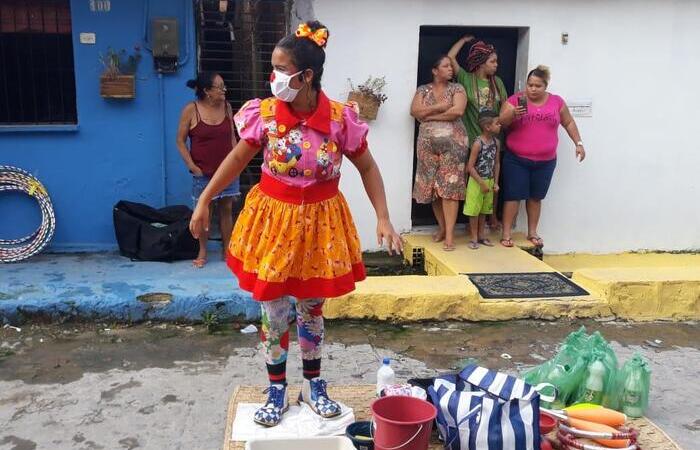 Os moradores podem assistir aos números circenses de suas casas, varandas, terraços e janelas/Foto: Escola Pernambucana de Circo/Divulgação Os moradores podem assistir aos números circenses de suas casas, varandas, terraços e janelas/Foto: Escola Pernambucana de Circo/Divulgação