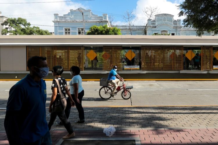 Estações centrais do BRT com embarque e desembarque também foram implementadas