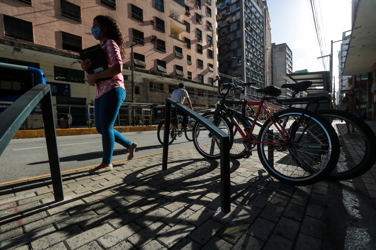 Apesar de bicicletário, não há ciclovias na avenida, só em vias paralelas