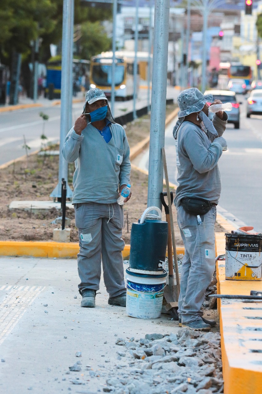 Funcionários pintam trecho de concreto na avenida