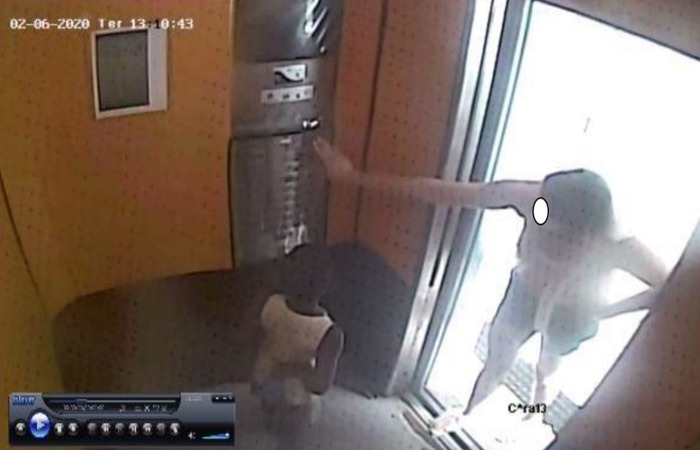 Imagens do laudo pericial mostram momento em que Sarí, segundo o Instituto de Criminalística, aciona o botão da cobertura. Não foi especificado se o elevador chegou até lá./Foto: Reprodução/Polícia Civil.