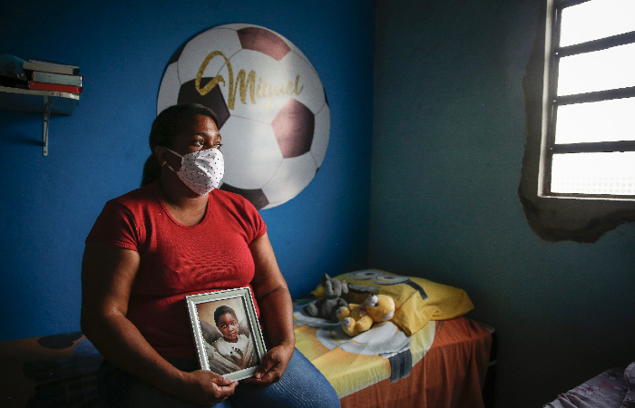 'Quero que ela (Sarí) seja condenada, presa, que pague pelo que fez com meu filho', diz Mirtes Renata, mãe do menino Miguel./Foto: Paulo Paiva/DP. 'Quero que ela (Sarí) seja condenada, presa, que pague pelo que fez com meu filho', diz Mirtes Renata, mãe do menino Miguel./Foto: Paulo Paiva/DP.