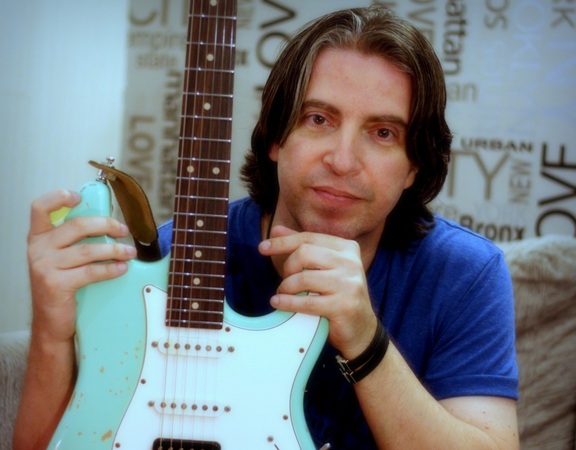 O músico João Marquee passou a oferecer aulas virtuais de guitarra e faz tradução de textos./Foto: Pedro Benevides/Divulgação