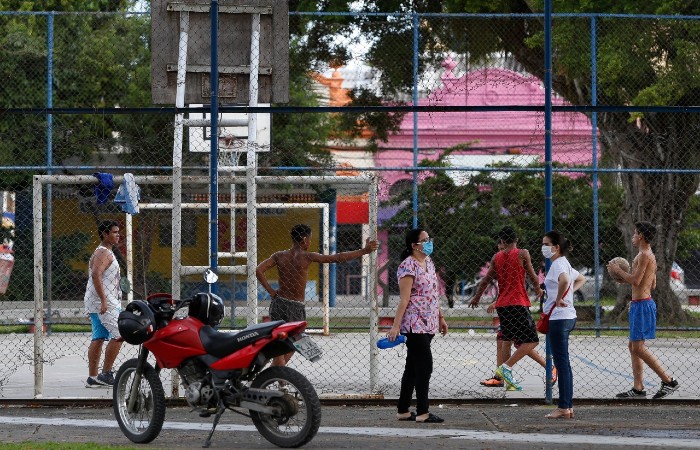 Jovens jogam bola sem máscaras na Praça da Várzea/Foto: Leandro de Santana / Esp. DP Foto