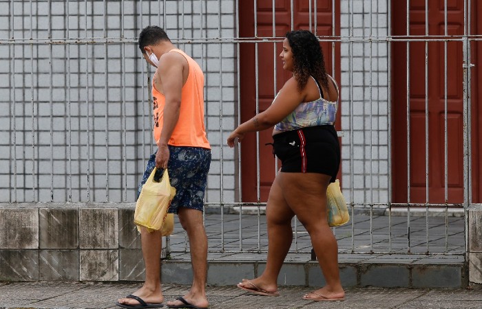 Mesmo com número alto de casos e mortes, pessoas circulando sem máscara são vistas no bairro