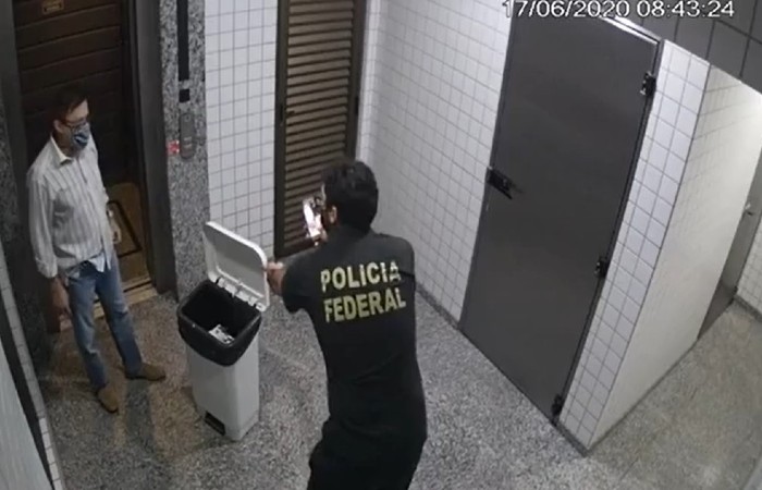 Conselheiro foi flagrado fugindo por escadas de prédio do TCE-MT até ser preso pela PF/Foto: Reprodução de vídeo Conselheiro foi flagrado fugindo por escadas de prédio do TCE-MT até ser preso pela PF/Foto: Reprodução de vídeo