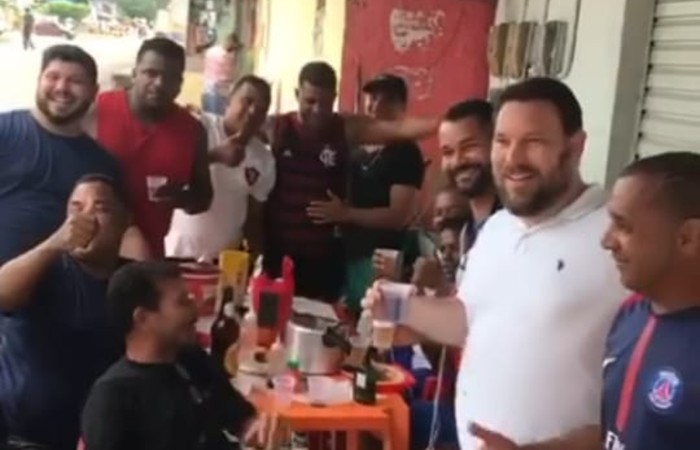 Parlamentar publicou vídeo em bar onde aparece sem máscara em aglomeração de pessoas também sem usar o equipamento/Foto: Reprodução / Instagram Parlamentar publicou vídeo em bar onde aparece sem máscara em aglomeração de pessoas também sem usar o equipamento/Foto: Reprodução / Instagram