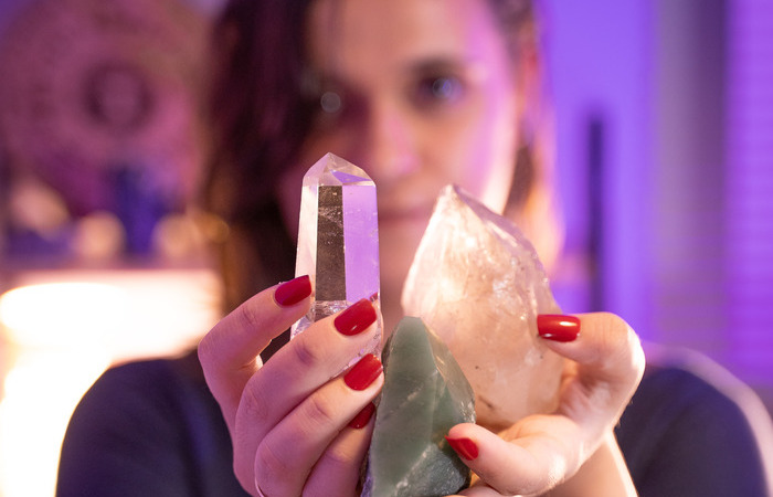 Muitos comentam por que astr&oacute;logos, tar&oacute;logos, videntes e outros profissionais n&atilde;o previram que o ano de 2020 seria t&atilde;o turbulento. Mas era poss&iacute;vel mensurar algo assim? Na foto, a tar&oacute;loga Priscila Ferraz/Foto: Divulga&ccedil;&atilde;o