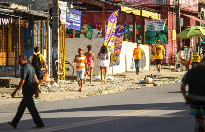 Na Avenida Dois Rios, muitos circulavam sem máscaras na tarde desta segunda-feira (6)./Foto: Bruna Costa/Esp. DP. Na Avenida Dois Rios, muitos circulavam sem máscaras na tarde desta segunda-feira (6)./Foto: Bruna Costa/Esp. DP.