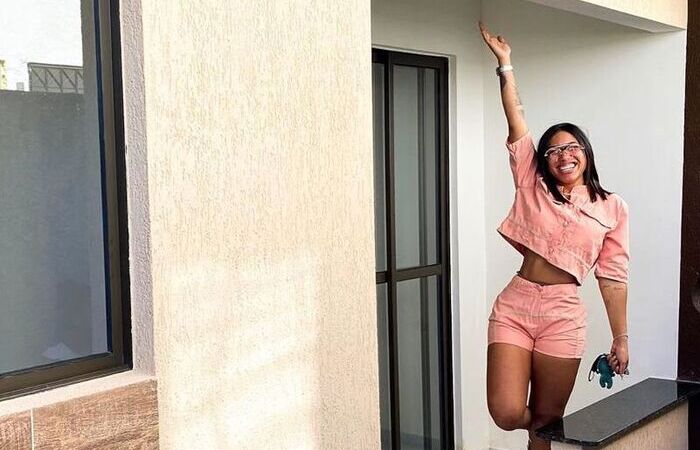 Emylli Thamara comemorando conquista de nova casa