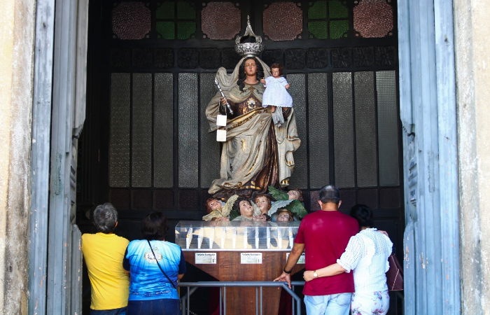 Imagem de Nossa Senhora do Carmo foi colocada na porta principal da basílica./Foto: Bruna Costa/Esp. DP.