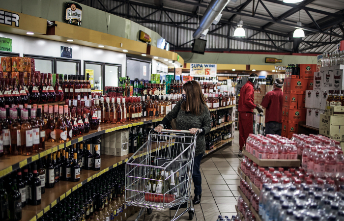 Loja de bebidas em Joanesburgo, na África do Sul: venda de álcool proibida no país.