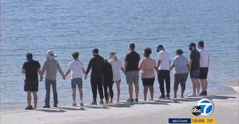 Elenco se reúne em lago após o desaparecimento da atriz
