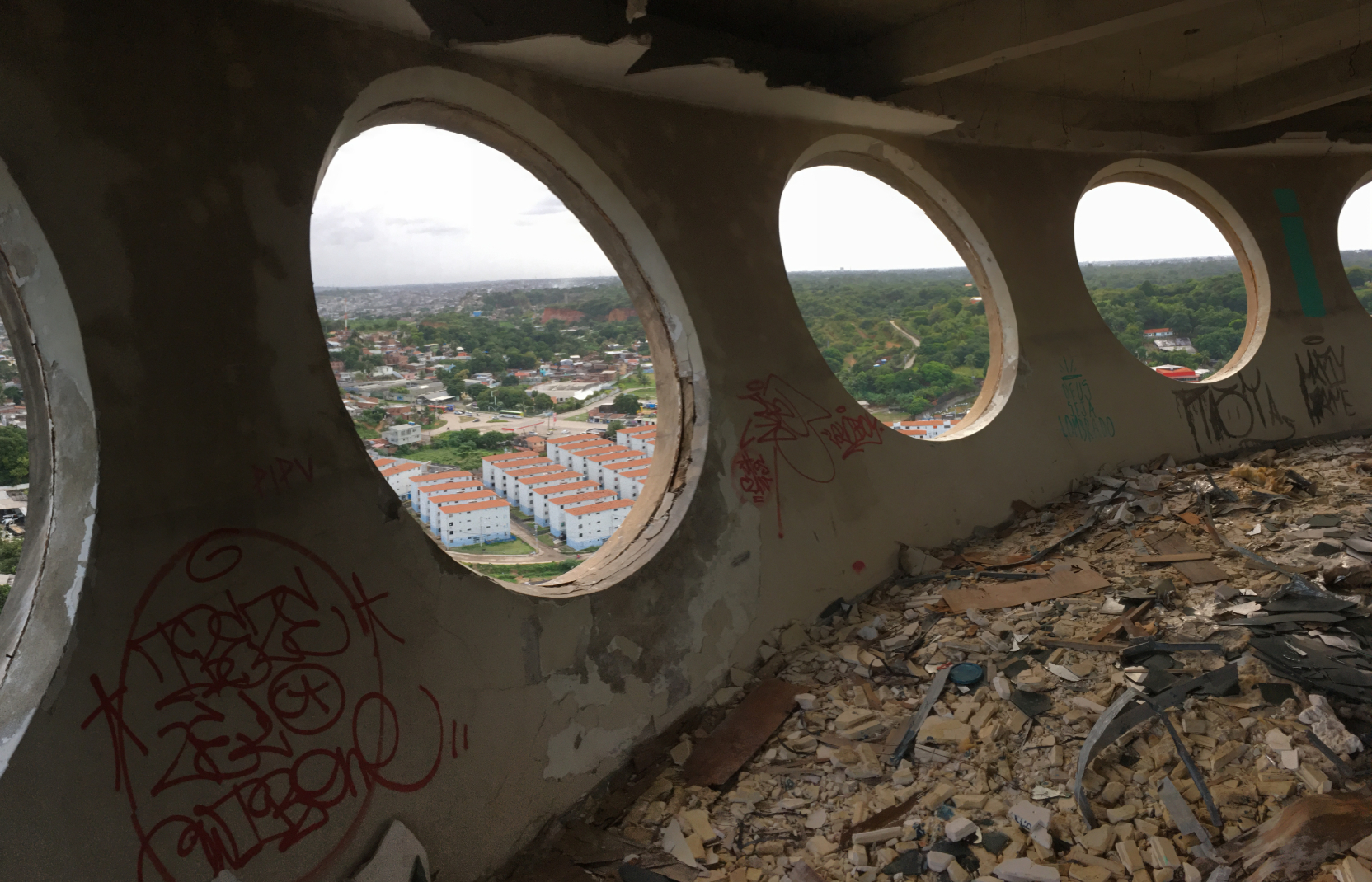 No primeiro pavimento da cúpula, forro de gesso foi destruído e entulhos se acumulam. Local abrigava a direção regional da TV.