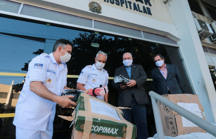 Material foi entregue nos hospitais pelo presidente do Diario, Carlos Frederico Vital, e pelo diretor de Gestão do jornal, Clóvis da Silveira Barros./Foto: Tarciso Augusto/Esp. DP. Material foi entregue nos hospitais pelo presidente do Diario, Carlos Frederico Vital, e pelo diretor de Gestão do jornal, Clóvis da Silveira Barros./Foto: Tarciso Augusto/Esp. DP.