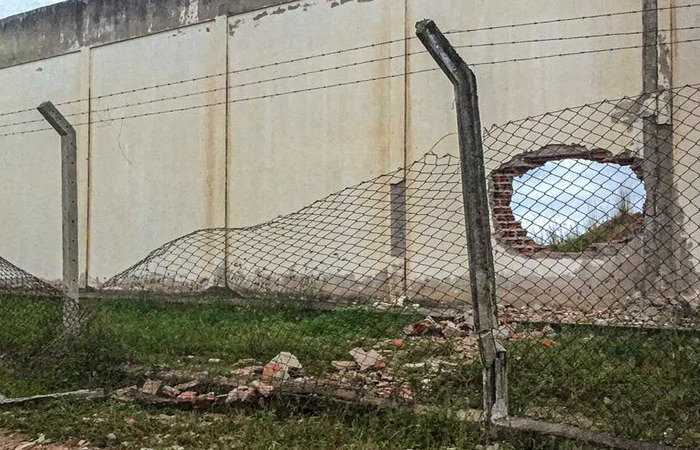 Cerca de 30 homens explodiram o muro da Penitenciária Doutor Ênio Pessoa Guerra, em Limoeiro, no último dia 9. (Foto: Genival Paparazzi.) Cerca de 30 homens explodiram o muro da Penitenciária Doutor Ênio Pessoa Guerra, em Limoeiro, no último dia 9./Foto: Genival Paparazzi.