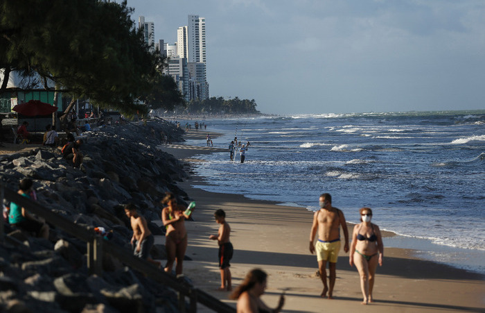 Movimentação da praia de Boa Viagem, na altura da Pracinha, durante a tarde da quinta-feira (16) (Foto: Paulo Paiva/DP Foto) Movimentação da praia de Boa Viagem, na altura da Pracinha, durante a tarde da quinta-feira (16)/Foto: Paulo Paiva/DP Foto