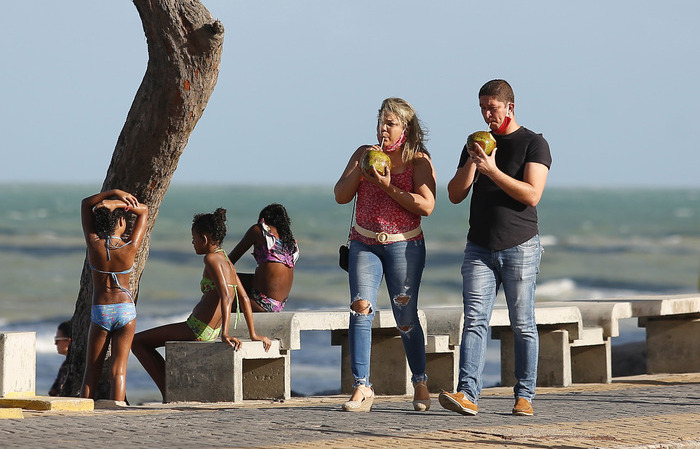 Pessoas no calçadão na praia de Boa Viagem