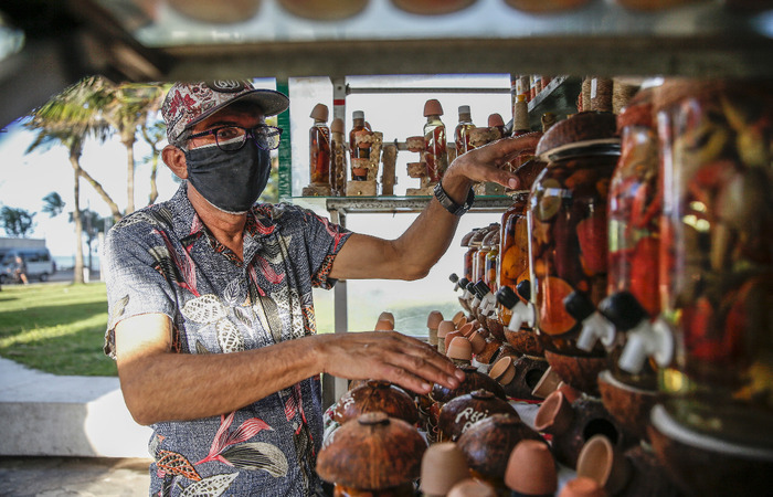 Luiz Machado, 55, é dono da barraca Luiz da Cachaça, onde vende garrafas de bebidas decoradas