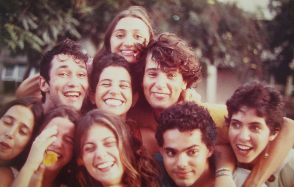Na foto Váleria Ferro, André Lima, Solange Rocha, Lírio Ferreiro, Adelina Pontual, Patrícia Luna, Andréa Alves, Samuel Paiva e Cláudia Silveira no Jardim do Centro de Artes e Comunicação, em 1985.