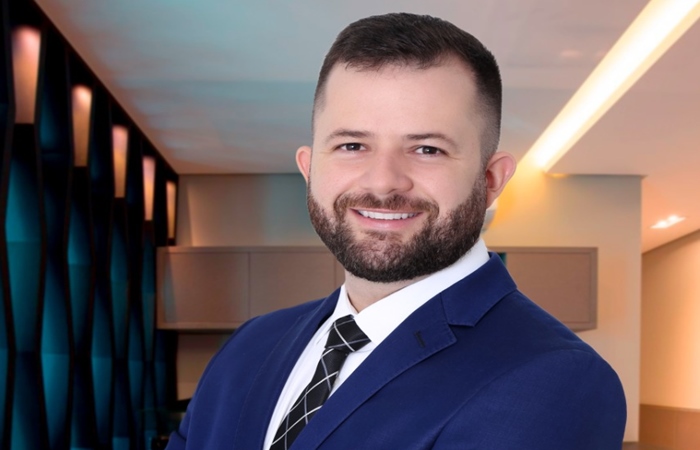 Segundo o advogado Eder Brandão, membro da Comissão de Direito Tributário da Ordem dos Advogados de Pernambuco (OAB-PE) e especialista em processos licitatórios, muitas empresas não adentram este mercado por não conhecer os trâmites necessários;/Foto: Barretus Studio Segundo o advogado Eder Brandão, membro da Comissão de Direito Tributário da Ordem dos Advogados de Pernambuco (OAB-PE) e especialista em processos licitatórios, muitas empresas não adentram este mercado por não conhecer os trâmites necessários;/Foto: Barretus Studio