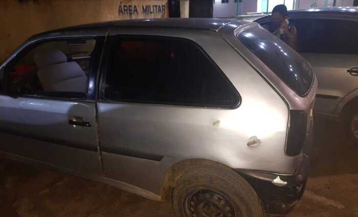 Carro foi alvejado em estrada que dá acesso a PE-90. Foto: Cortesia/ Carro foi alvejado em estrada que dá acesso a PE-90. Foto: Cortesia/