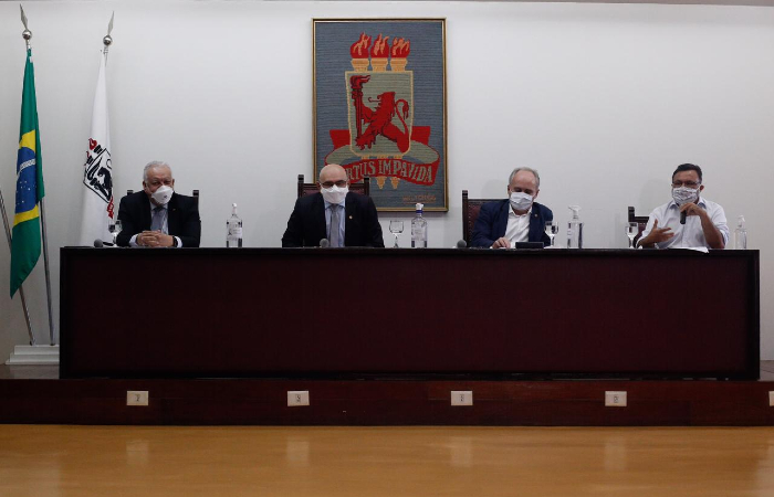 Os reitores Pedro Falcão, da UPE; Alfredo Gomes, da UFPE; Marcelo Carneiro Leão, da UFRPE; e padre Pedro Rubens, da Unicap./Foto: Leandro de Santana/Esp. DP. Os reitores Pedro Falcão, da UPE; Alfredo Gomes, da UFPE; Marcelo Carneiro Leão, da UFRPE; e padre Pedro Rubens, da Unicap./Foto: Leandro de Santana/Esp. DP.