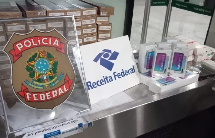 Celulares e cigarros estavam com homem que vinha de São Paulo/Foto: PF / Divulgação Celulares e cigarros estavam com homem que vinha de São Paulo/Foto: PF / Divulgação