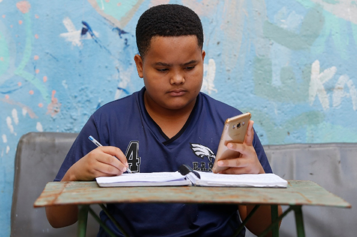 João Paulo usa o Google Classroom no celular e usa a rede privada de casa ou o Wi-Fi do Porto Digital.