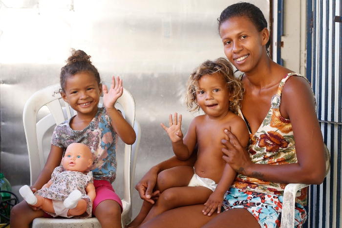 Sem celular, filhos de Mayara Silva, 25, não conseguem acompanhar atividades da escola e da creche.