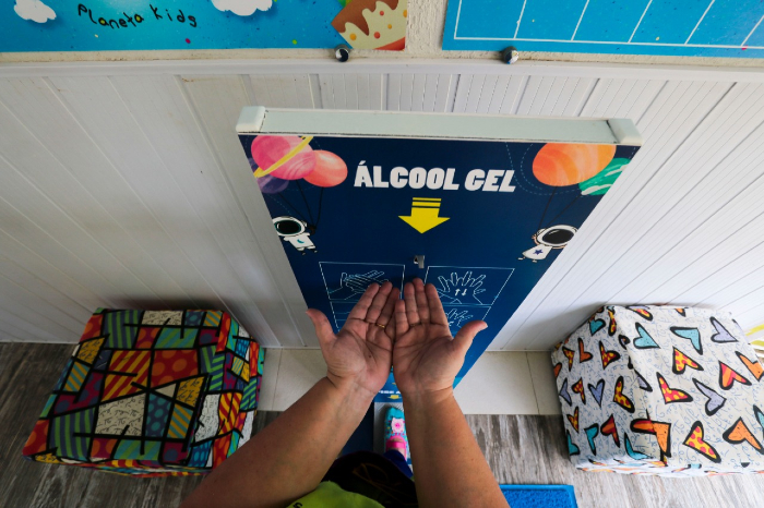 Protocolo estadual para o setor da educação exige presença de álcool para higienização das mãos nas escolas. 