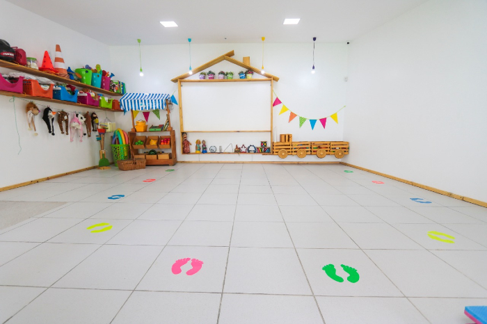 Para as crianças entenderem o distanciamento social, escola Planeta Kids desenhou onde cada aluno deve se posicionar.