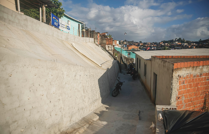 Constru&ccedil;&atilde;o do muro foi feita pela Sedec em parceria com tr&ecirc;s moradores./Foto: Andr&eacute;a R&ecirc;go Barros/PCR.