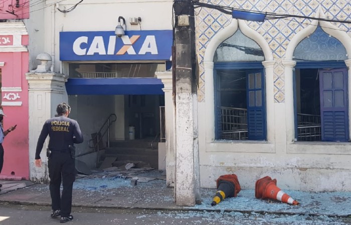 Polícia Federal foi até a agência da Caixa que foi alvo dos bandidos, localizada na Rua Conselheiro João Alfredo, no Centro de Paudalho./Foto: Divulgação/PF. Polícia Federal foi até a agência da Caixa que foi alvo dos bandidos, localizada na Rua Conselheiro João Alfredo, no Centro de Paudalho./Foto: Divulgação/PF.