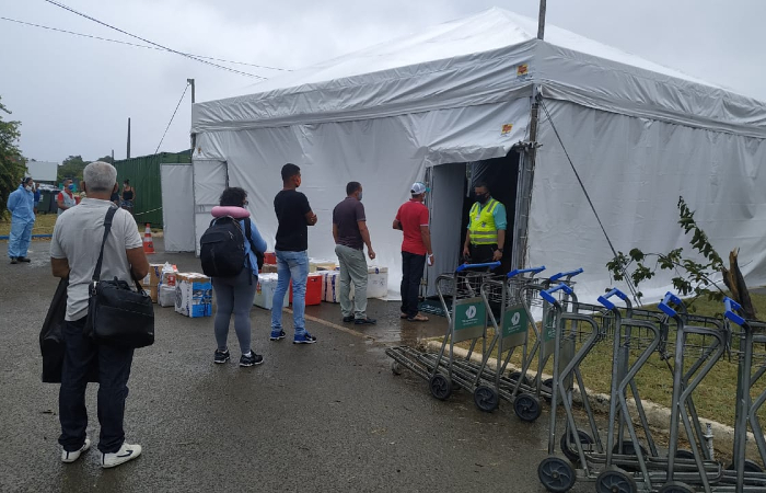 Tenda começou a funcionar nesse sábado (8), na área externa do Aeroporto de Fernando de Noronha./Foto: Karol Vieira/Administração de Fernando de Noronha.