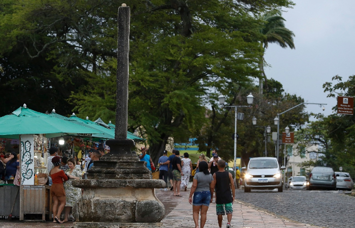 A obra, tombada pelo Iphan, foi construída em calcário.