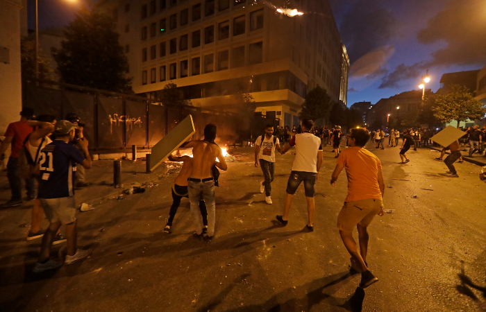É o segundo dia consecutivo de confrontos nas ruas do Líbano./Foto: Joseph Eid/AFP. É o segundo dia consecutivo de confrontos nas ruas do Líbano./Foto: Joseph Eid/AFP.