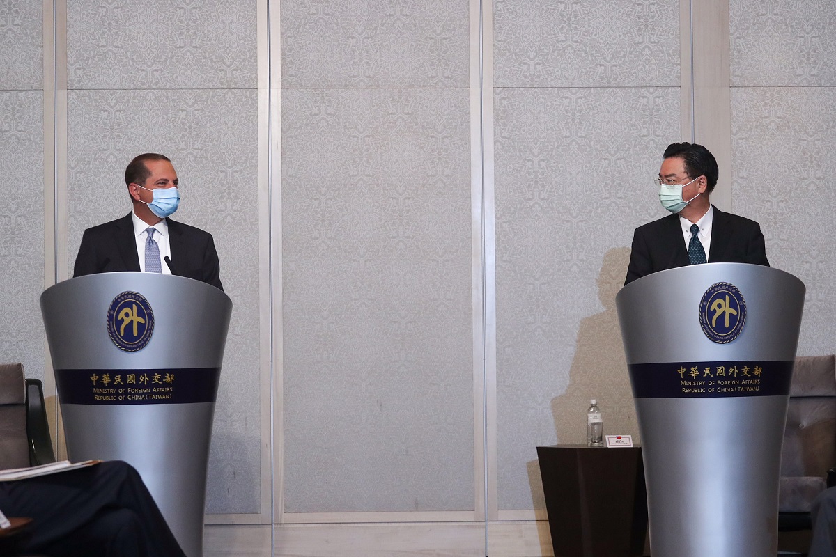 /Secret&aacute;rio de sa&uacute;de e servi&ccedil;os humanos dos Estados Unidos, Alex Azar (E) e o ministro das rela&ccedil;&otilde;es exteriores de Taiwan, Joseph Wu (D). Foto: Pei Chen / POOL / AFP