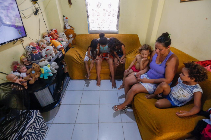 A família de Rosângela, que tinha apenas um celular para acessar aulas, agora, tem três aparelhos.