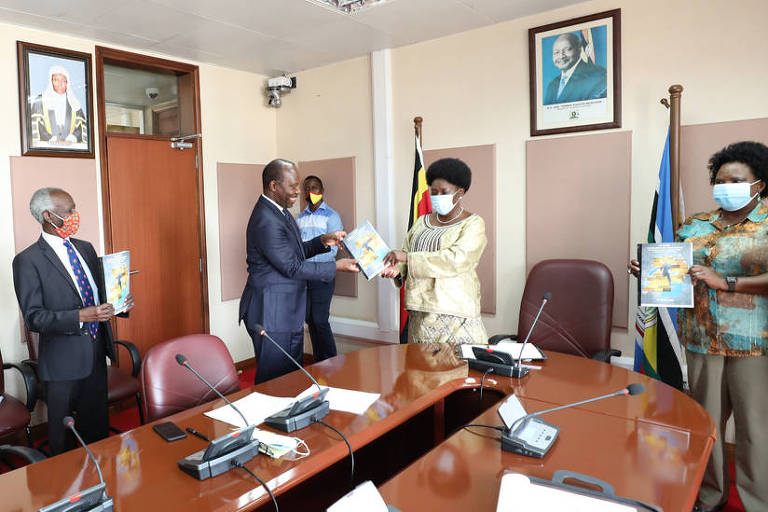 /O advogado Apollo Makubuya entrega petição para a mudança de nomes e monumentos de Uganda à presidente da Câmara do país, Rebecca Kadaga. Foto:Reprodução/Parlamento de Uganda
