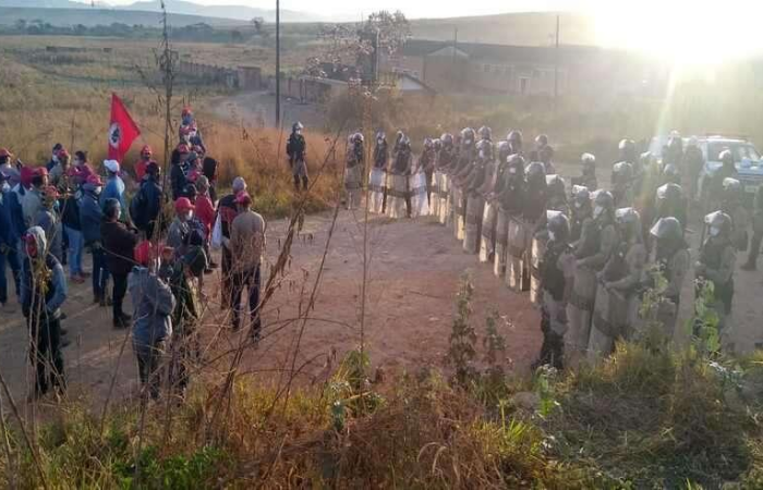Os manifestantes acusaram a PM de pôr fogo em acampamento do MST/Foto: MST Os manifestantes acusaram a PM de pôr fogo em acampamento do MST/Foto: MST