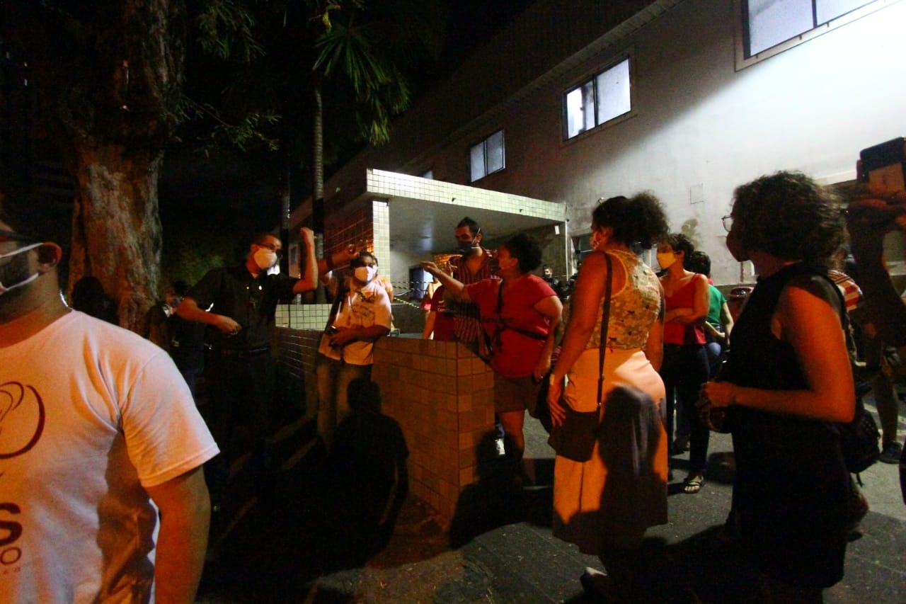 Grupos foram à frente do hospital, no Recife, onde a menina capixaba de 10 anos foi encaminhada para procedimento/Bruna Costa/ DP Grupos foram à frente do hospital, no Recife, onde a menina capixaba de 10 anos foi encaminhada para procedimento/Bruna Costa/ DP