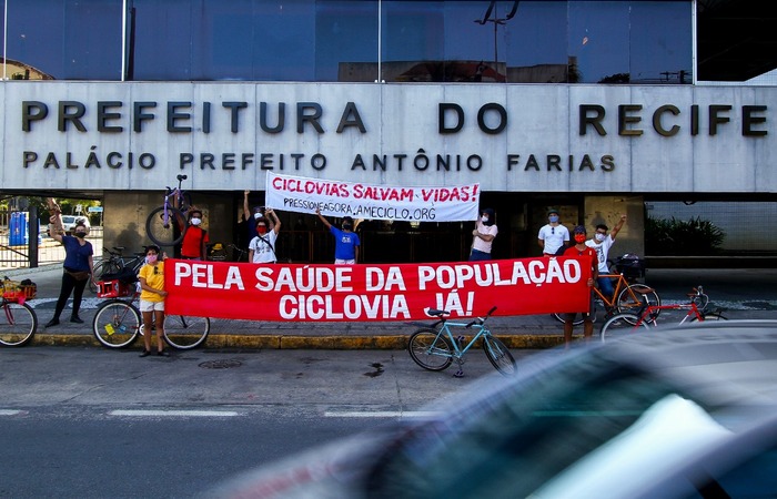 Ativistas fizeram paradas em vários órgãos públicos entre eles a Prefeitura do Recife